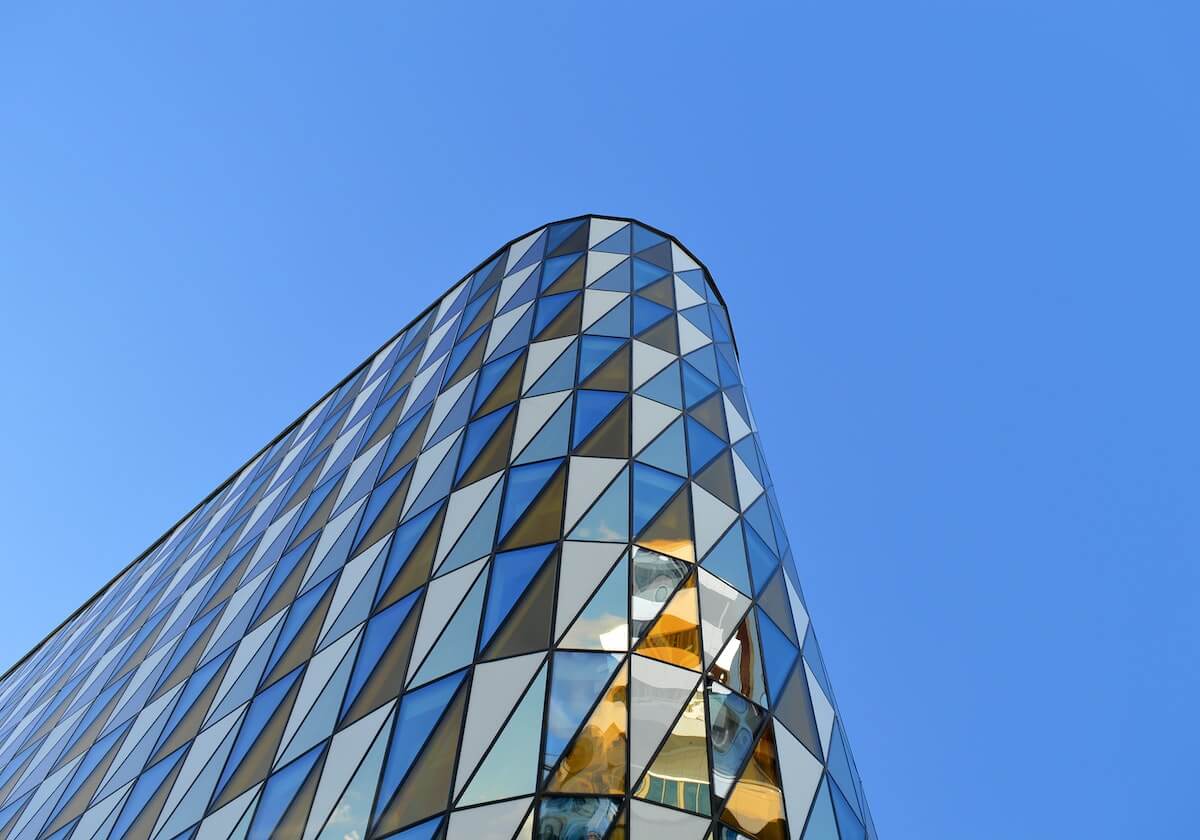 英超日本国脚与战犯照片合影，其俱乐部比赛在中国照常直播引球迷不满，咪咕客服回应