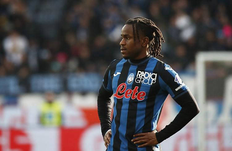 意甲最新动向:穆里尼奥介入恰尔汗奥卢转会,米兰有意埃斯图皮尼安接班特奥